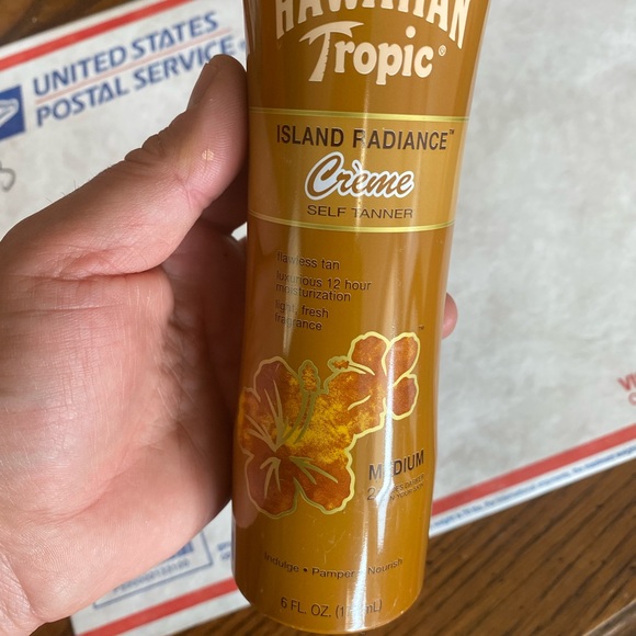 Hawaiian Tropic Island Radiance 6 oz Crème Self Tanner in medium - Picture 3 of 5